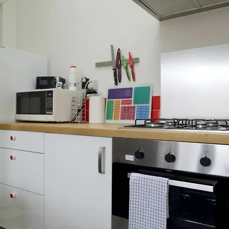 Modern And Colourful Flat By The Castle * Эдинбург