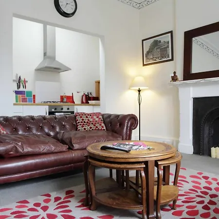 Modern And Colourful Flat By The Castle * Эдинбург