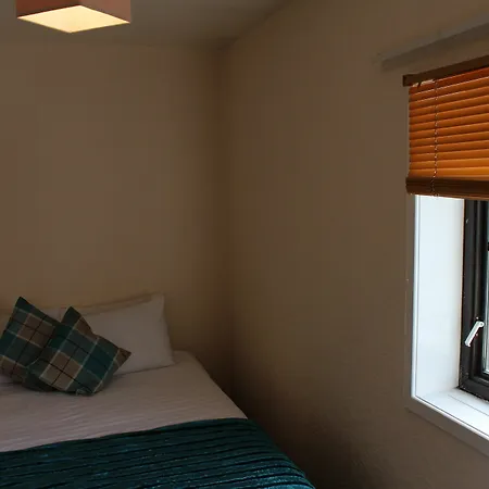 3 Bedroom Centre In Lauriston Place Apartment *