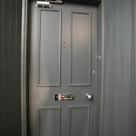 27/3a Cockburn Street * Edinburgh