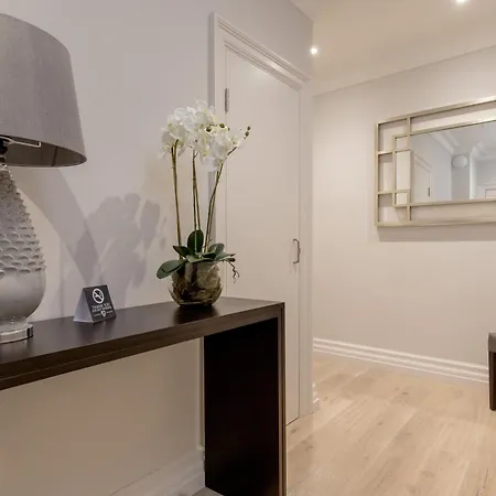 ديستني سكوتلاند - تشيشولم هانتار سويتس *