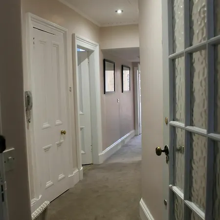 Spacious West End Townhouse * إدنبرة