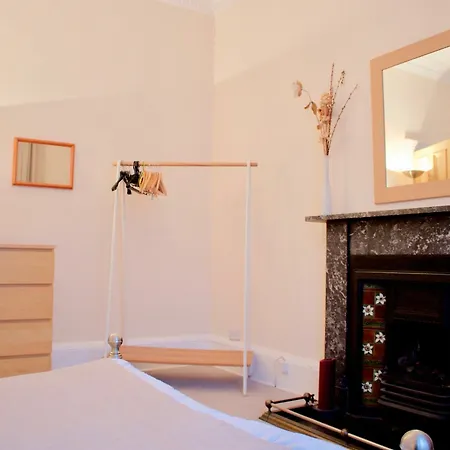 2 Bedroom Stockbridge Flat Апартаменты Эдинбург
