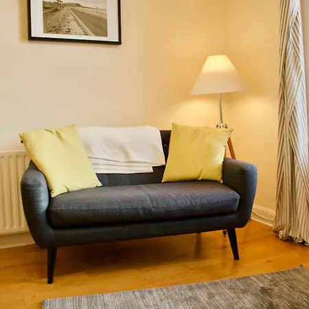 2 Bedroom Stockbridge Flat * Эдинбург
