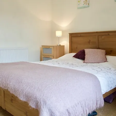 1 Bedroom Flat In Meadowbank *