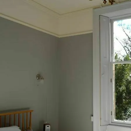 3 Bedroom Flat In Duddingston Village *