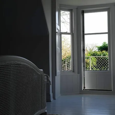 3 Bedroom Flat In Duddingston Village *