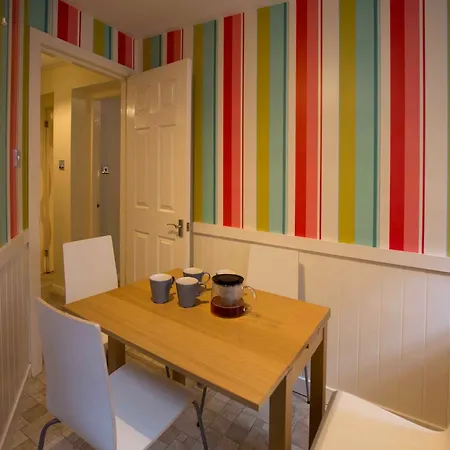 2 Bedroom Meadows Flat Sleeps 4 Edinburgh