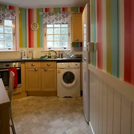 2 Bedroom Meadows Flat Sleeps 4 *