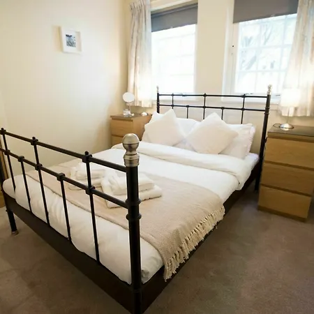2 Bedroom Meadows Flat Sleeps 4 Edinburgh