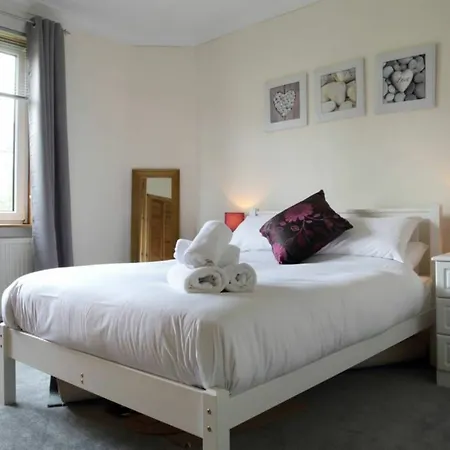 1 Bedroom Flat 15 Minutes From Centre Sleeps 2 Apartment *