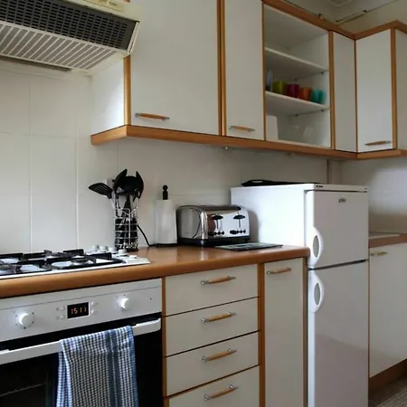 1 Bedroom Flat 15 Minutes From Centre Sleeps 2 Apartment