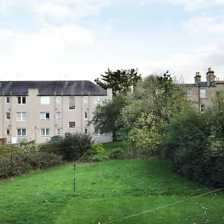 1 Bedroom Flat 15 Minutes From Centre Sleeps 2 *