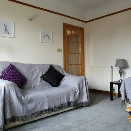 1 Bedroom Flat 15 Minutes From Centre Sleeps 2 Apartment *
