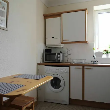 1 Bedroom Flat 15 Minutes From Centre Sleeps 2 Apartment *