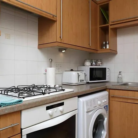 2 Bedroom Off Leith Walk Sleeps 5 *