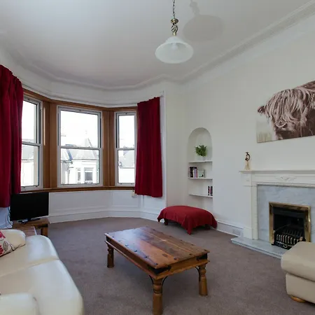 Spacious And Bright Polworth Flat