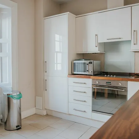 Апартаменты Reizand Apartments, Young St