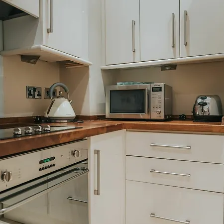 Reizand Apartments, Young St *