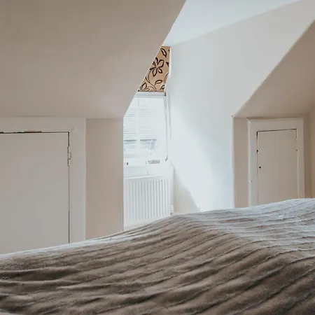 Апартаменты Reizand Apartments, Young St