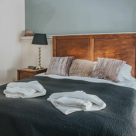 Апартаменты Reizand Apartments, Young St