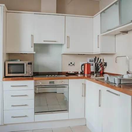Апартаменты Reizand Apartments, Young St *