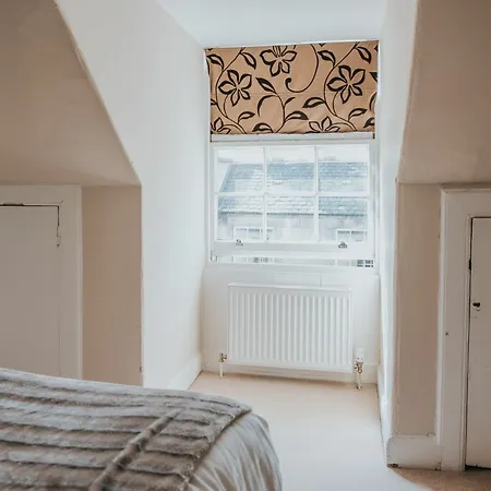 Апартаменты Reizand Apartments, Young St