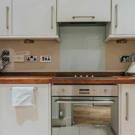 Апартаменты Reizand Apartments, Young St *