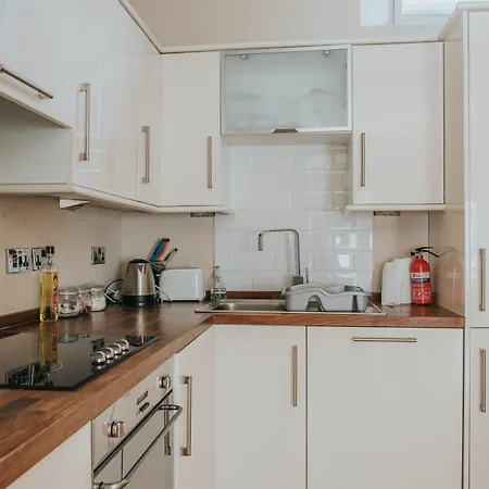 Reizand Apartments, Young St *