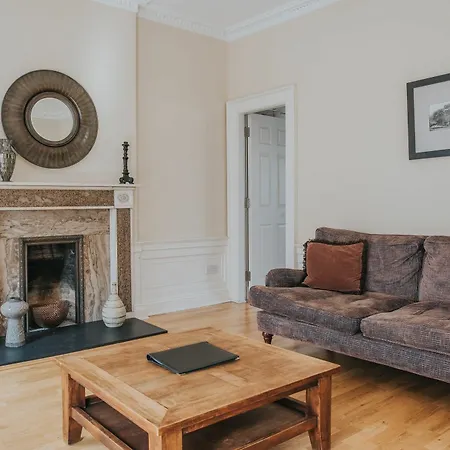 Reizand Apartments, Young St *