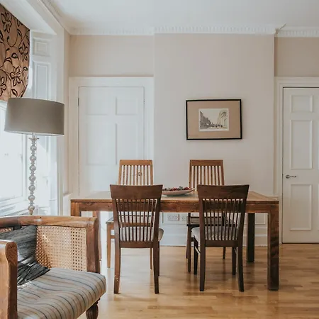 Апартаменты Reizand Apartments, Young St