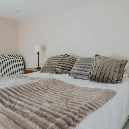 Reizand Apartments, Young St *