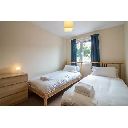 Immaculate 2 Bed House, Sleeps 6, Free Parking Hébergement de vacances *