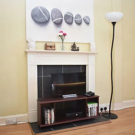 Convenient 2br 15 Minutes From Princes Street شقة *