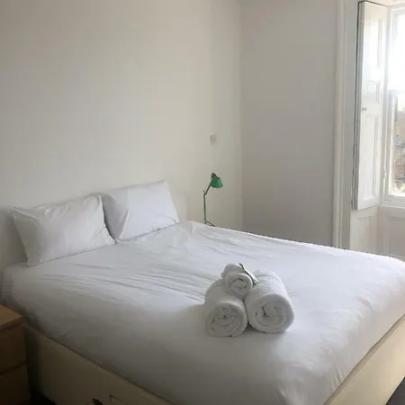 Elegant 2bed Apt 10 Mins From Haymarket Station דירה *