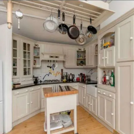 Elegant 2bed Apt 10 Mins From Haymarket Station דירה אדינבורו