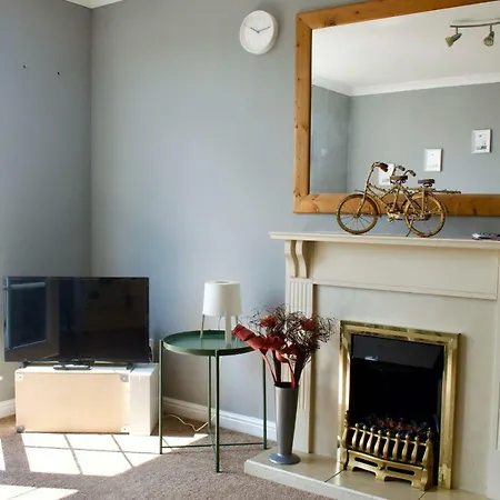 Bright 2 Bedroom Off Leith Walk *
