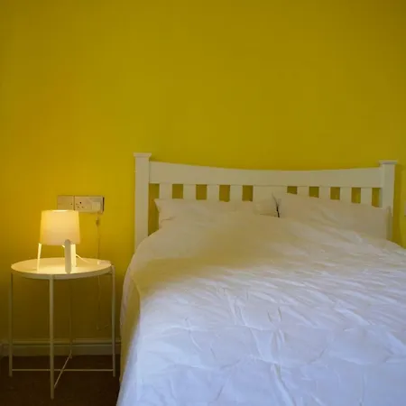 Bright 2 Bedroom Off Leith Walk Edinburgh