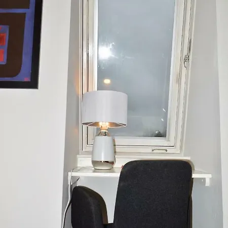 Spacious And Light 3 Bedroom Flat In Scenic Canonmills