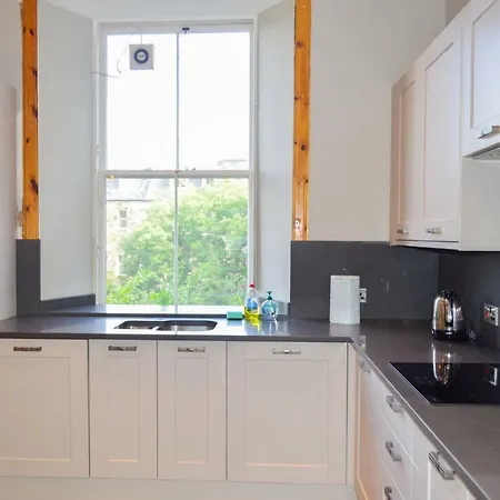 Spacious 3 Bedroom Flat In Marchmont *