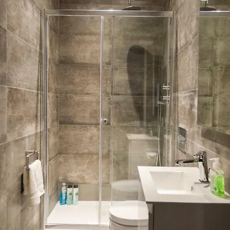 Spacious 3 Bedroom Flat In Marchmont *
