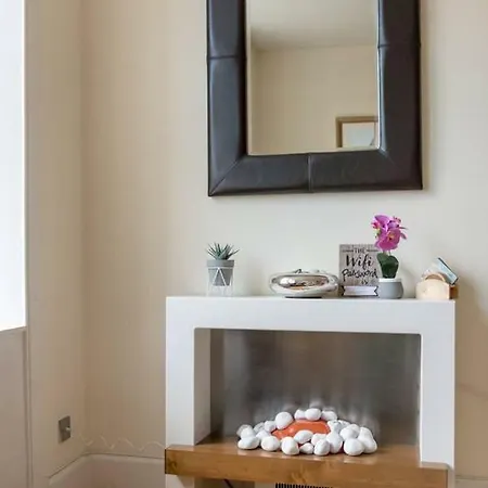 Cute 2-bedroom Apt With View Of The Castle *
