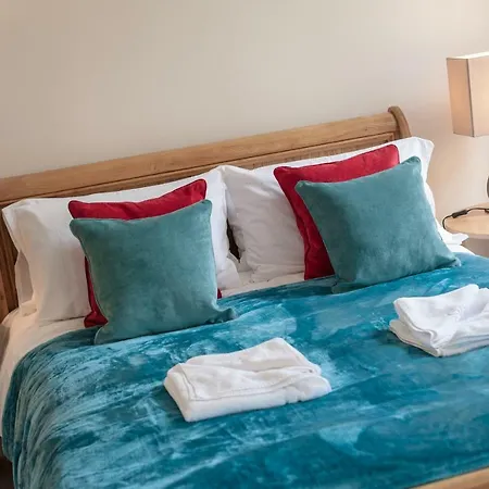 Brand New Charming Luxury 3 Bed Apt - New Town Apartment