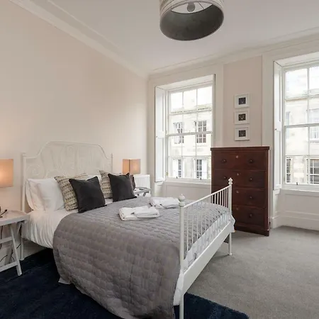 Brand New Charming Luxury 3 Bed Apt - New Town Apartment