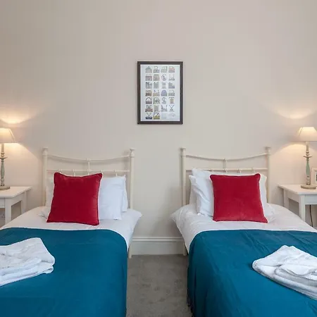 Brand New Charming Luxury 3 Bed Apt - New Town Apartment *
