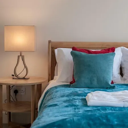 Brand New Charming Luxury 3 Bed Apt - New Town Apartment