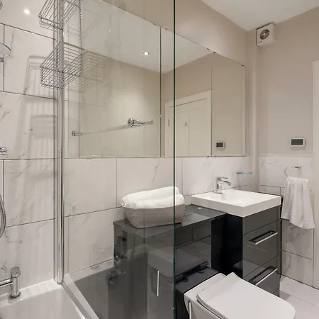 Brand New Charming Luxury 3 Bed Apt - New Town Apartment *
