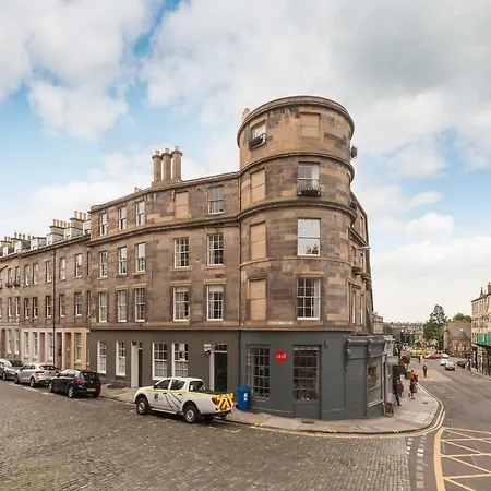 Brand New Charming Luxury 3 Bed Apt - New Town Apartment