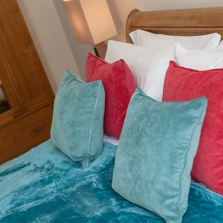 Brand New Charming Luxury 3 Bed Apt - New Town Apartment
