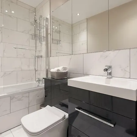 Brand New Charming Luxury 3 Bed Apt - New Town Apartment